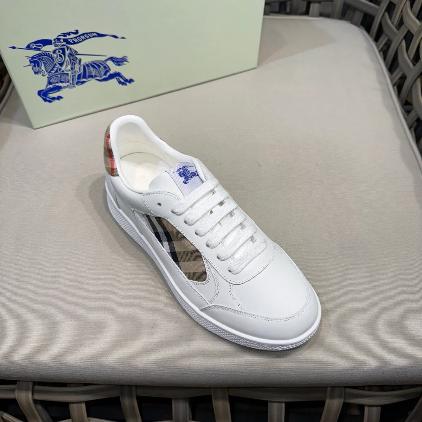 [Burberry] Top P: 680💰Size: 38-44 (45.46 custom-made) Burberry official website synchronized men's classic low-top sneakers | Made of original first-layer cowhide | Decorated with renewed brand logo | First-layer cowhide lining | Heel decorated with Burberry letter embossed logo | Original TPU outsole.